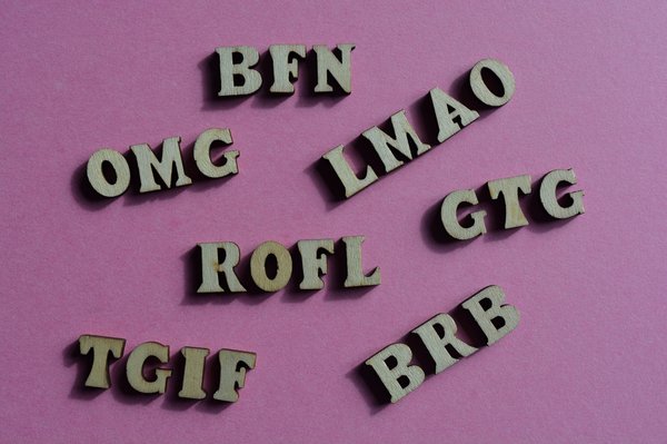 Sigles et acronymes : Les clés pour comprendre le français contemporain