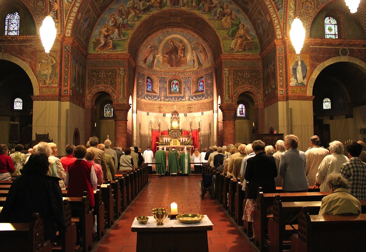 Significations, origines et rôles clés de l’étole mystique en cérémonies religieuses