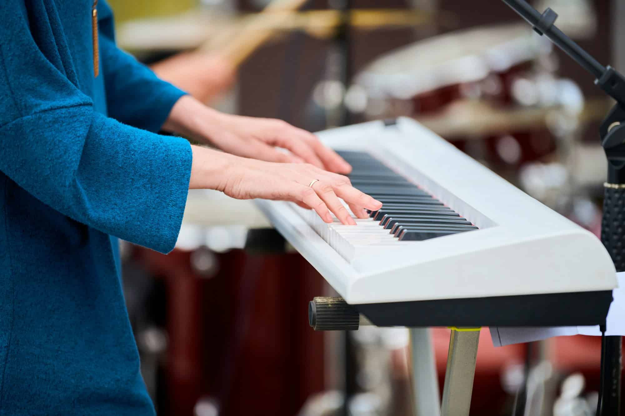 Les avantages du piano numérique : un guide complet pour les pianistes modernes